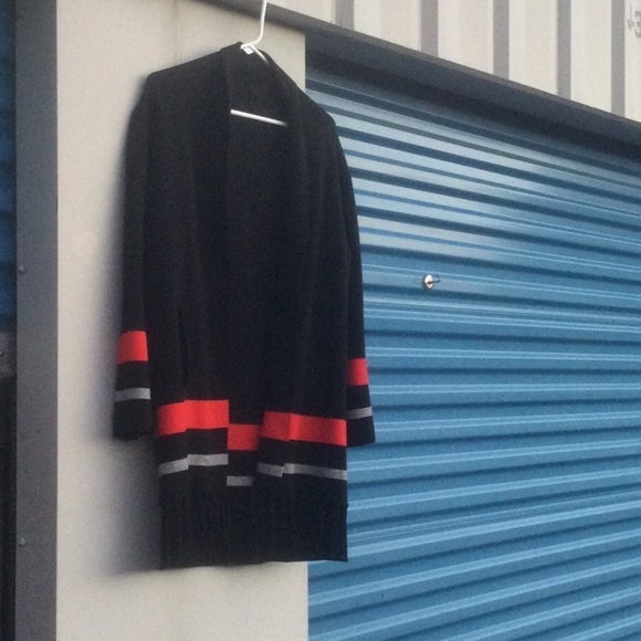 Thick Knit 🧶 Black Cardigan w/ a red& gray stripe fringe in front & 2 pockets - Picture 4 of 8